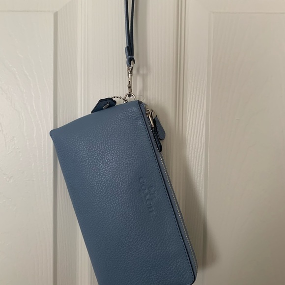 Coach wristlet - Picture 3 of 3